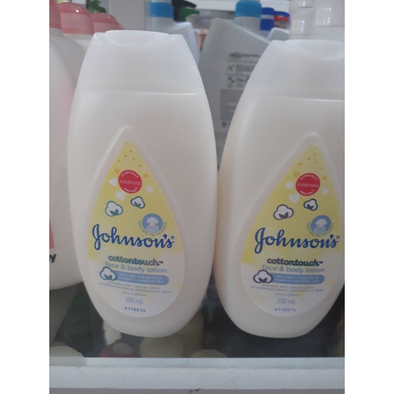 Lotion dưỡng ẩm Johnson's Baby 200ml giúp da bé mềm mại và mịn màng