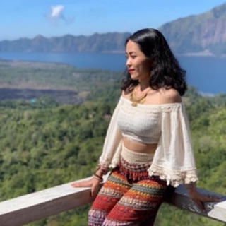 Áo croptop kem xô bẹt vai tay loe viền ren