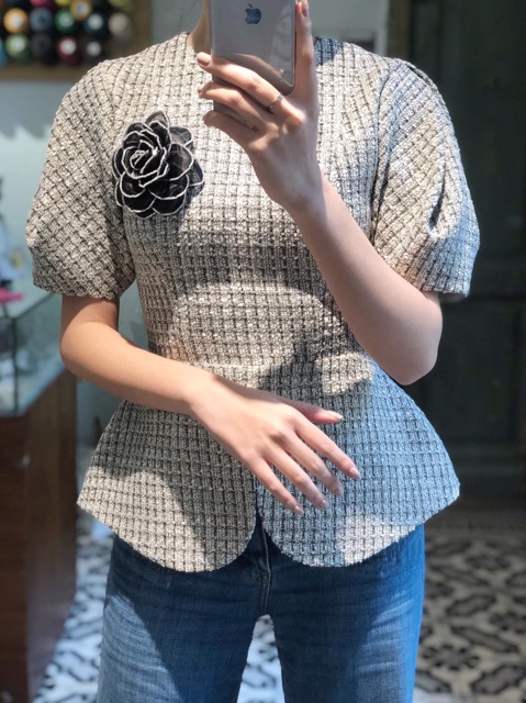 Hoa cài áo viền hạt