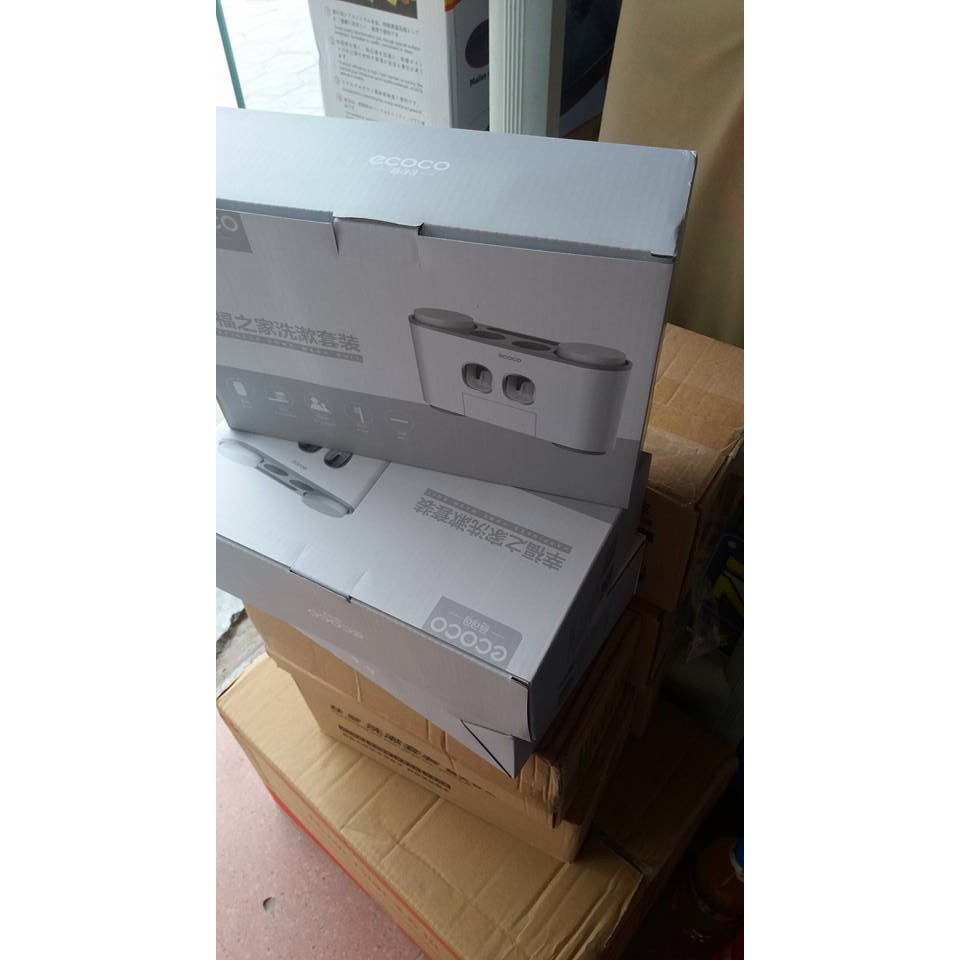 Dụng cụ nhả kem đánh răng dán tường Ecoco 4 cốc cao cấp