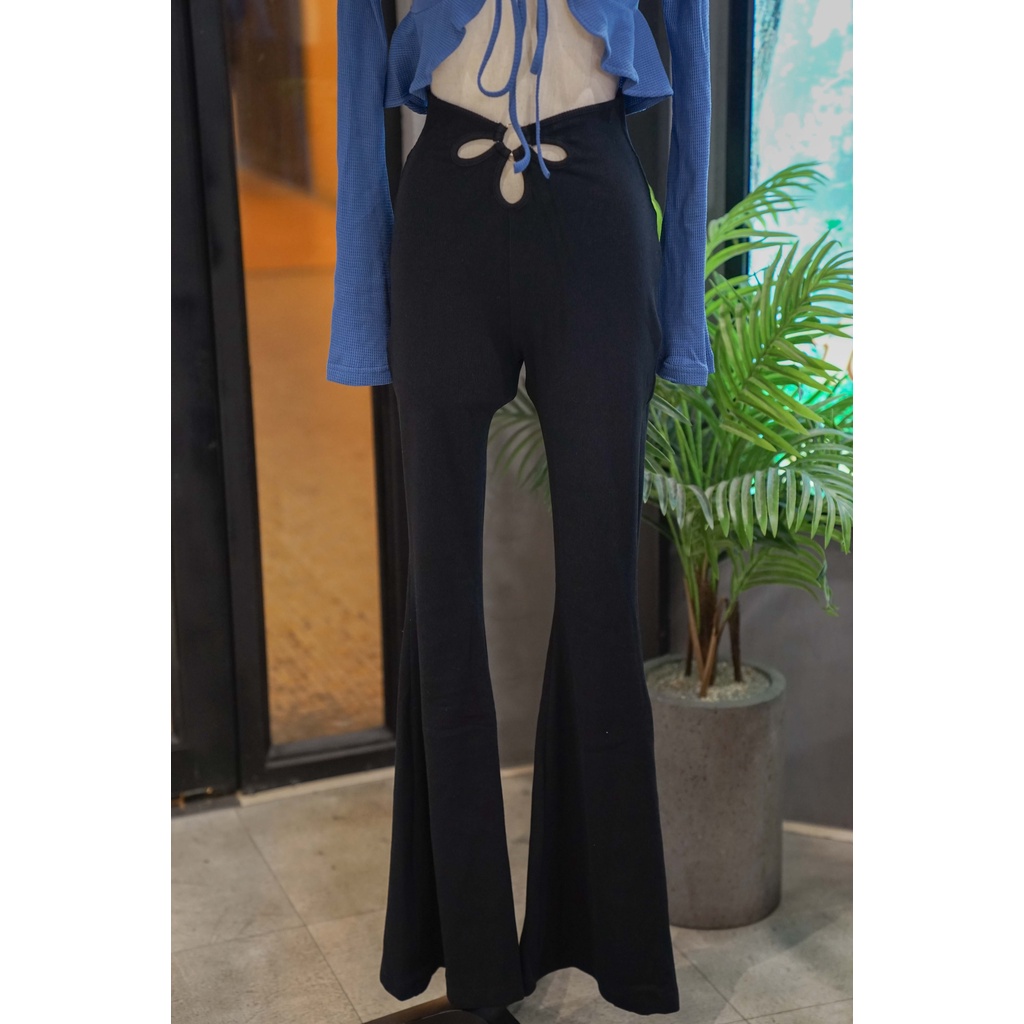 Anniegals - Quần thun ống loe cut-out - Cutout Fit Flair Pants