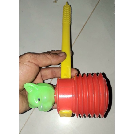 Một chiếc búa kèn bằng nhựa cho bé do Việt Nam sản xuất