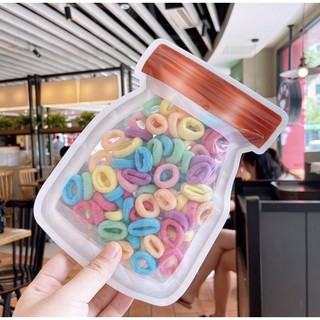 Chun buộc tóc cho bé gái