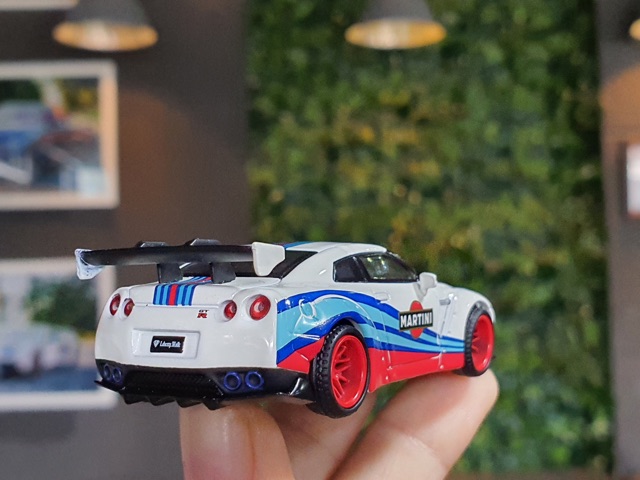 Xe mô hình Nissan GT-R ( R35 ) tem Martini tỉ lệ 1:64 MiniGt sản xuất