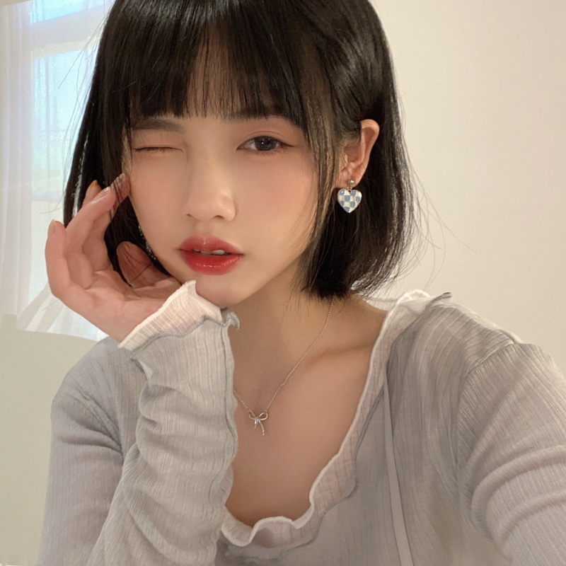 Khuyên tai hình trái tim màu trắng đen sành điệu cho nữ