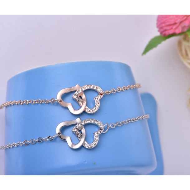 Vòng tay mặt trái tim đôi đính đá sang trọng