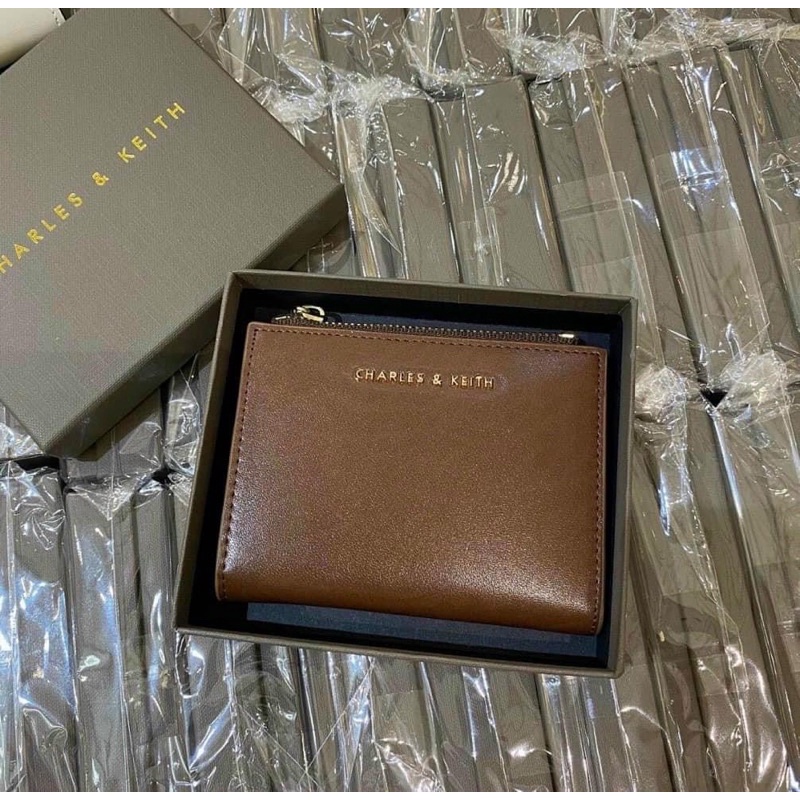 Ví nữ cầm tay đẹp,ví đựng tiền nhiều ngăn cao cấp. Full hộp đầy đủ.