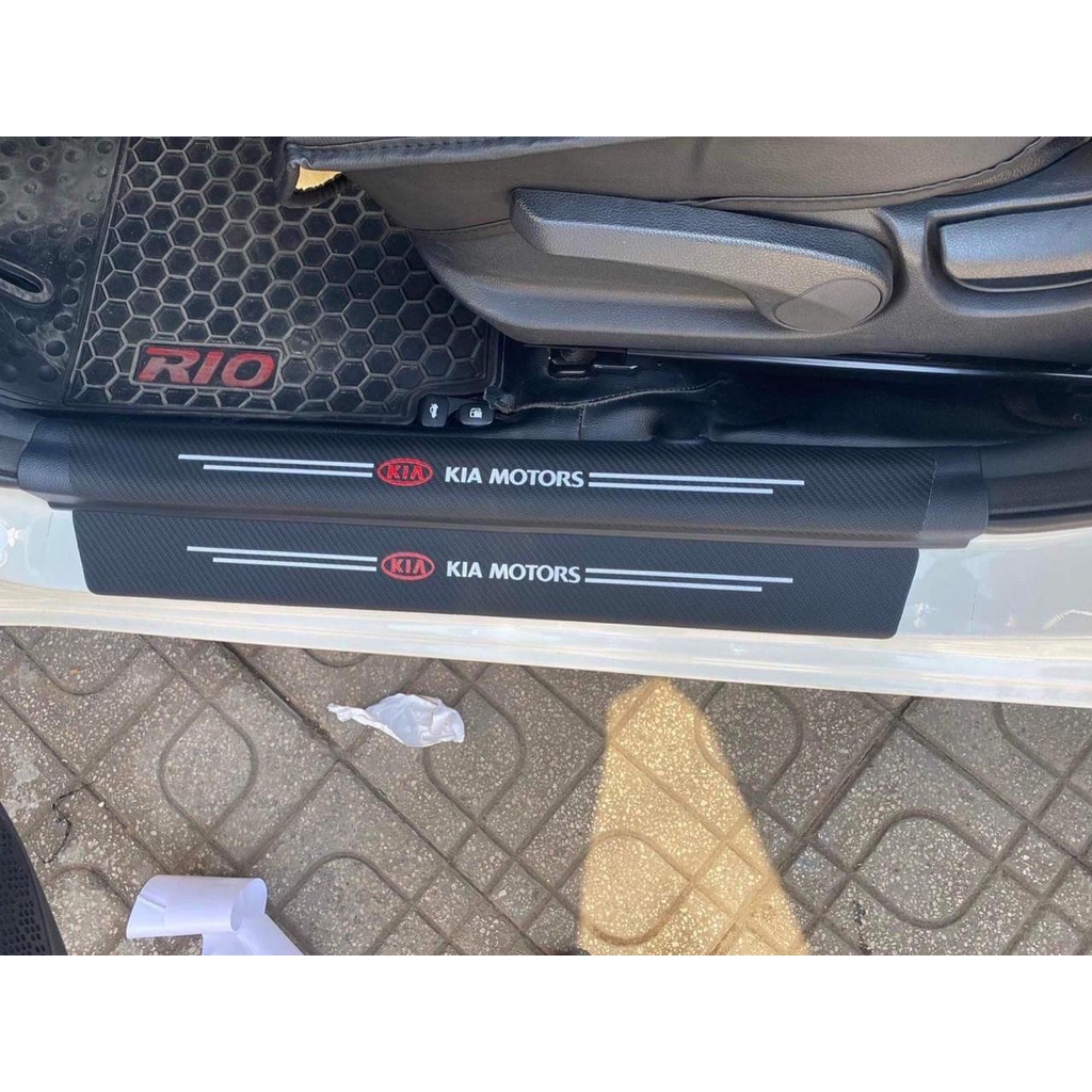 Dán chống xước carbon bậc cửa xe Hơi