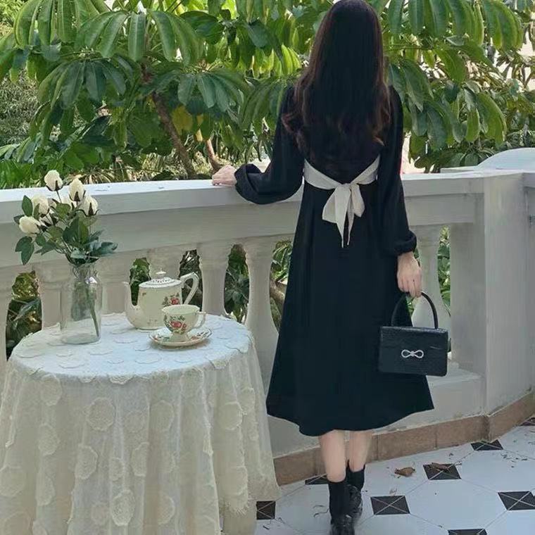 Đầm dài đến đầu gối thắt lưng đính ngọc trai hai lớp mỏng màu đen