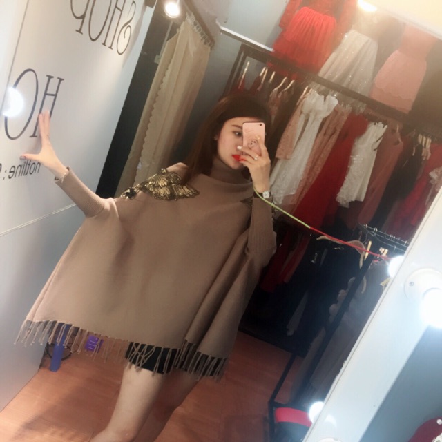 Mã áo choàng khăn hiện đang hit hot nhé c em. Mau mau qua shop zing 1 em siêu đẹp về đi ạ. Chất len ép hàng chuẩn loại 1