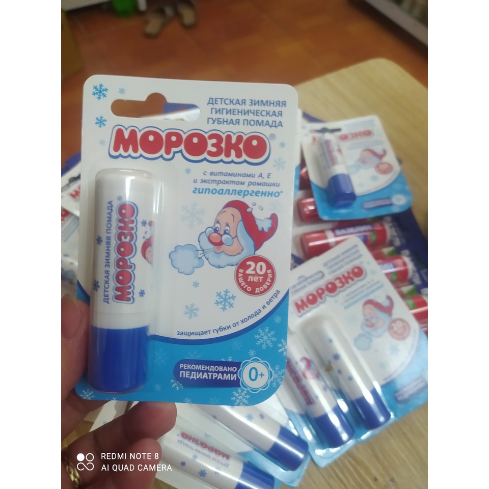 son dưỡng môi ông già tuyết của nga dành cho trẻ em và người lớn.(an toàn dùng được cho trẻ sơ sinh)