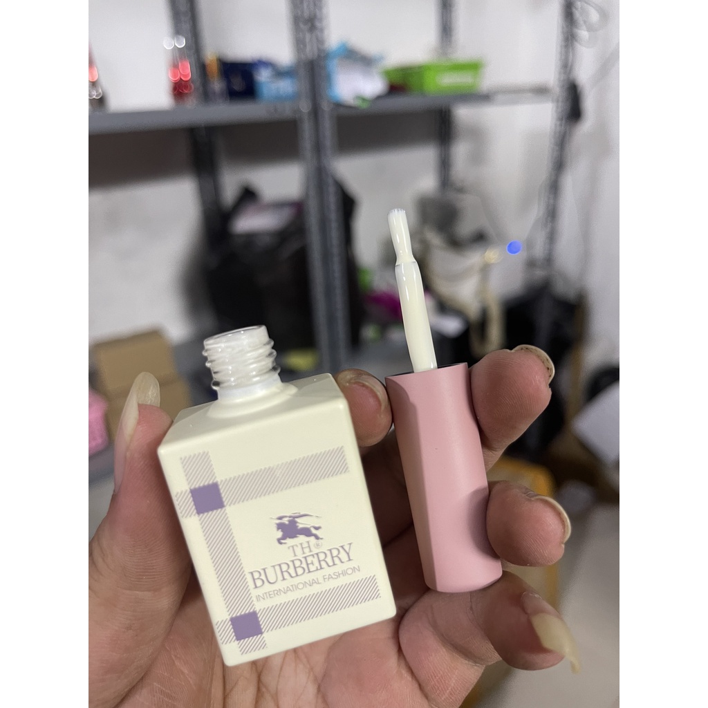 Sơn gel đen, trắng, trắng sữa, cút lộn thương hiệu BURBERRY chính hãng lên màu chuẩn