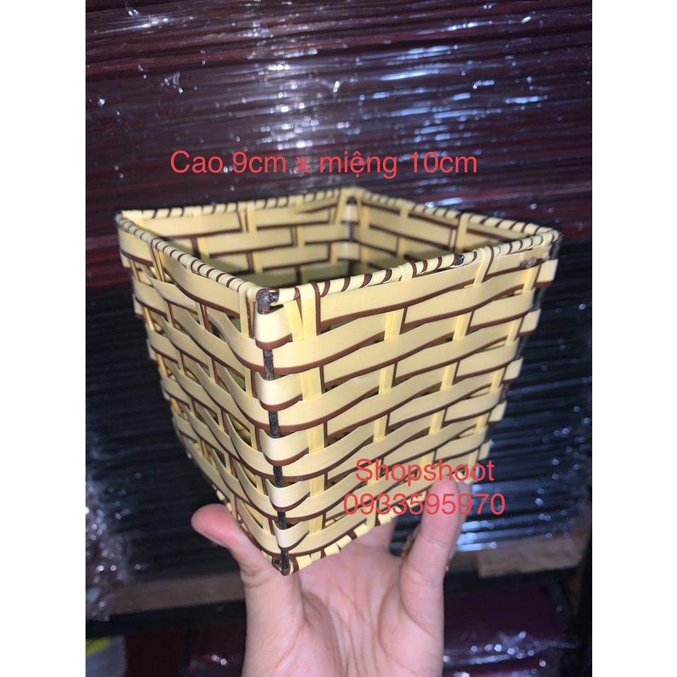 Giỏ giả mây dùng để cắm hoa