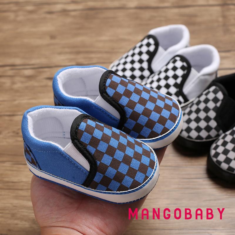 Đôi giày vải mềm sọc caro phong cách thể thao dễ thương cho trẻ nhỏ
