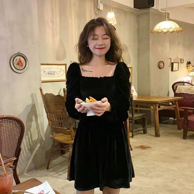 Váy nhung cổ vuông