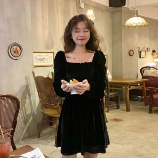 Váy nhung cổ vuông