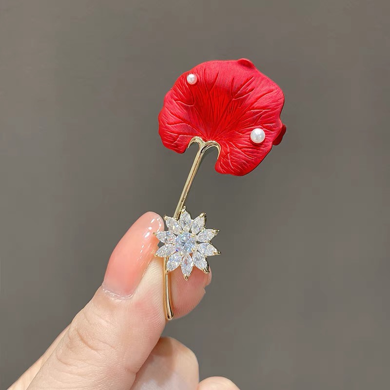 Trâm/ghim cài áo lá màu đỏ hồng môn đính đá cao cấp thanh lịch - Cecy