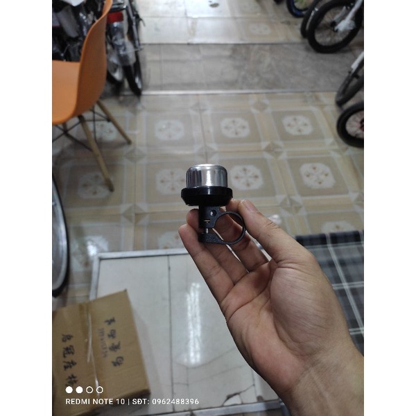 Chuông xe đạp kêu to 2 tiếng