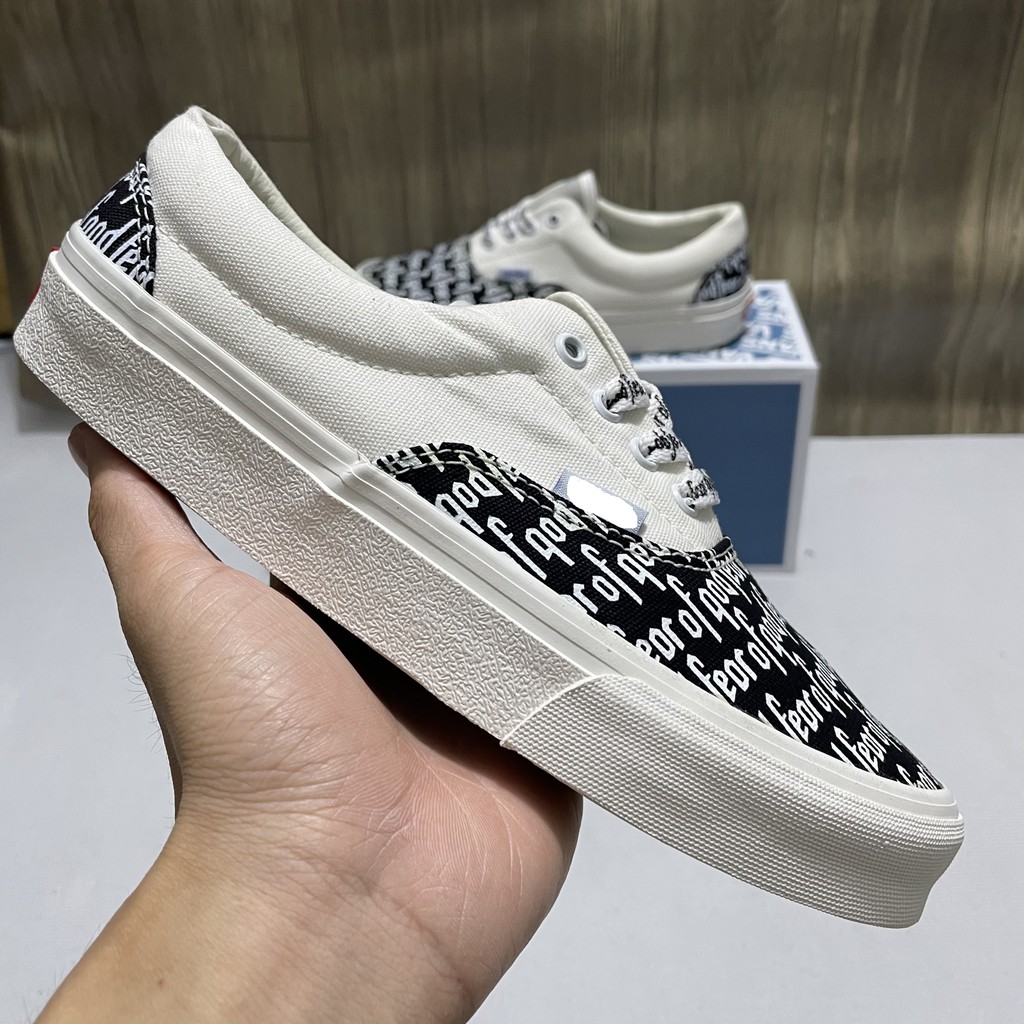 Giày thể thao nữ nam trắng đen in chữ - đế màu kem