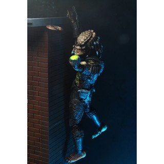 Mô hình NECA Ultimate City Hunter Predator Battle Damage