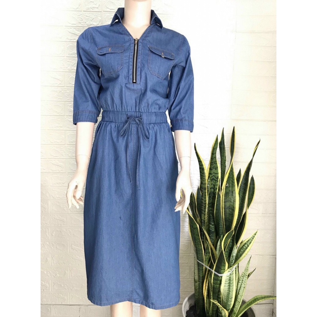 ĐẦM JEAN XOÈ PHỐI DÂY KÉO  Chất: denim xuất khẩu Màu: xanh Kiểu dáng: đầm xoè, cổ V cách điệu sơ mi, tay ngắn cài nút, n