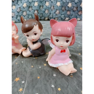 Em bé thiên thần xám hồng