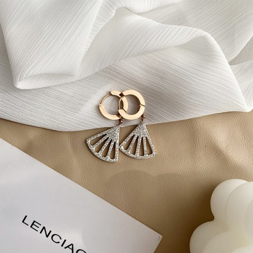 Bông Tai Tòn Ten Hình Quạt Titan Ko Đen TT 3424