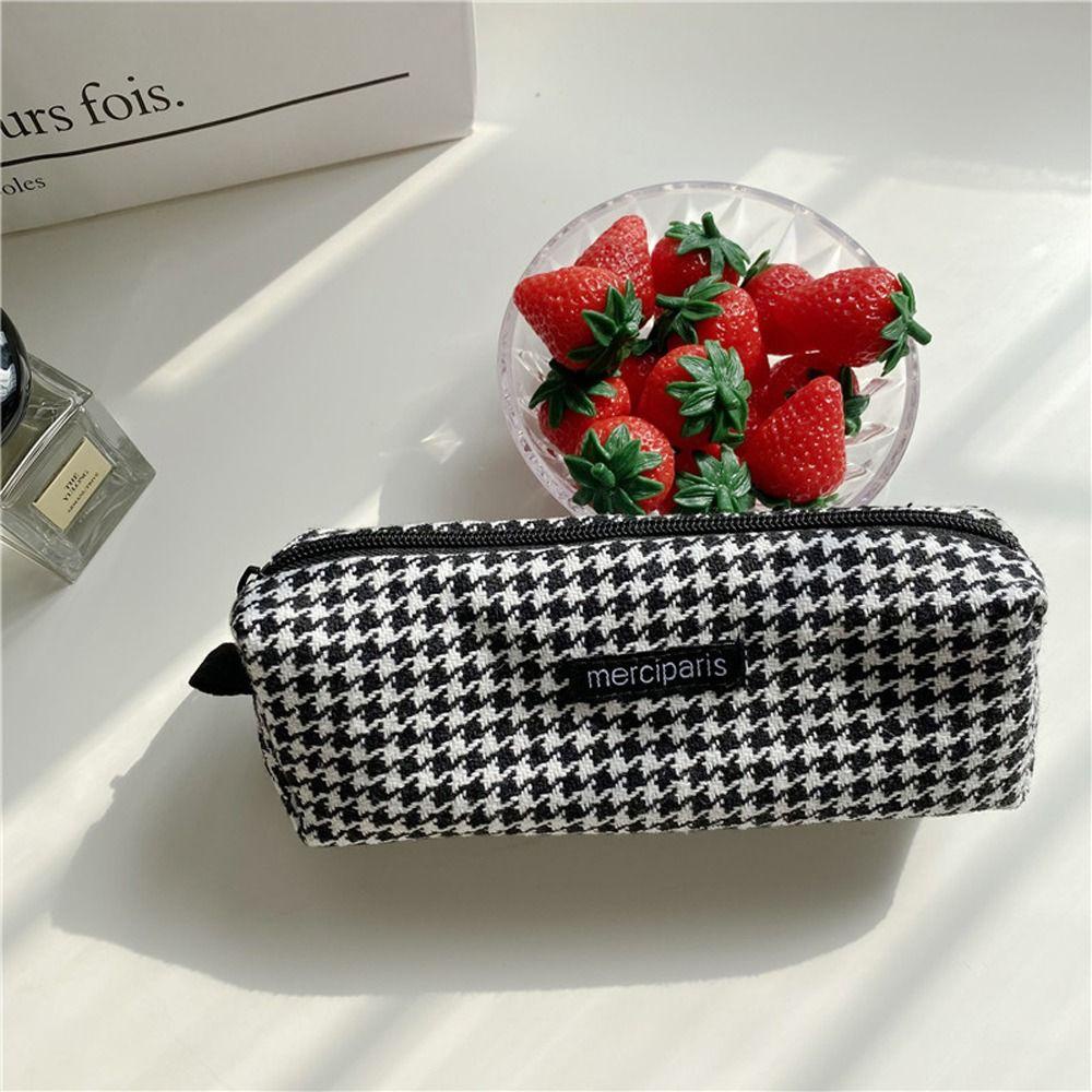 1 Túi Đựng Bút / Đồ Trang Điểm Đa Năng Có Dây Đeo Cổ Tay Tiện Dụng