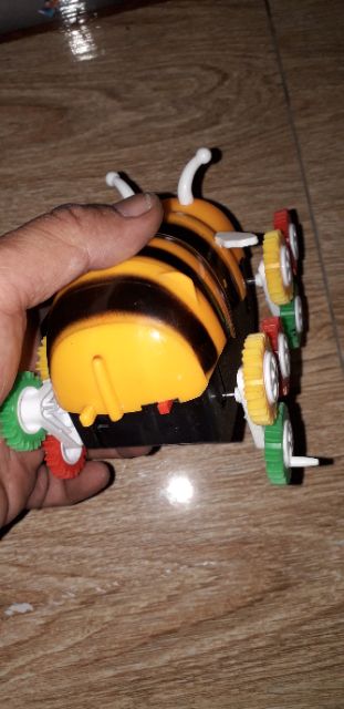 Một chiếc xe mô hình con Ong bằng nhựa chạy PIN rất đẹp tặng kèm pin
