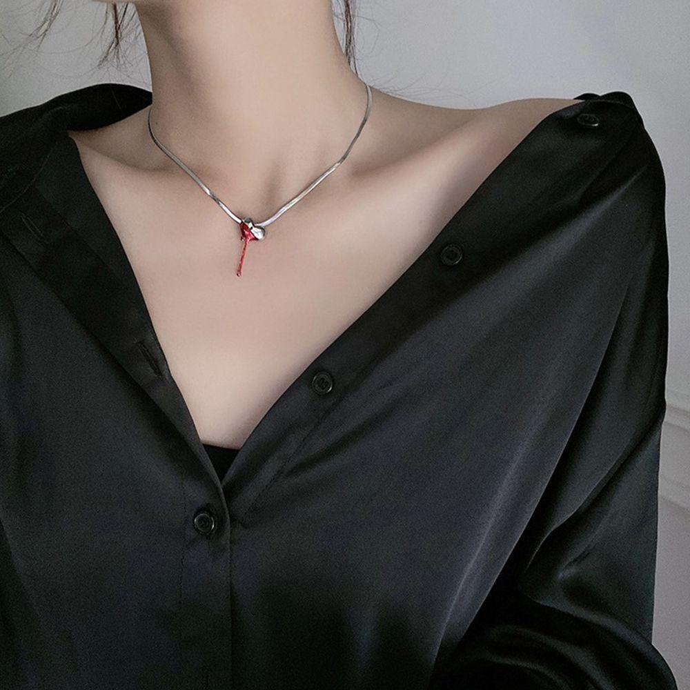 QQMALL Vòng cổ Hợp Kim Thép Titan Mặt Hình Xương Rắn Đơn Giản Sáng Tạo Cho Nữ