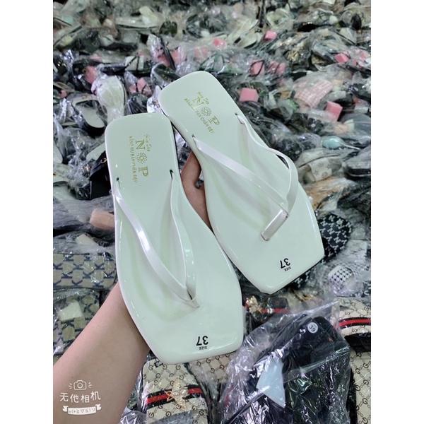 Dép bệt xỏ ngón 2 dây nền trơn đầu vuông. bao bền đẹp. nắng mưa đều mang được. cam kết như hình