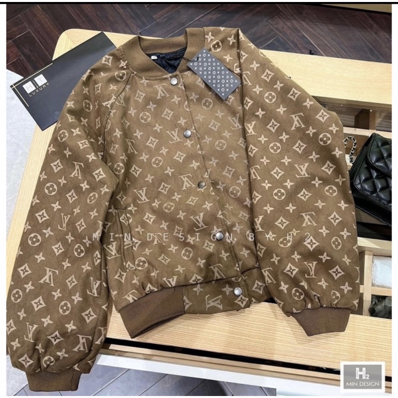 Áo Bomber Cúc Trơn Nâu Bo Chun LV Tôn Da Chất Dày Dặn | BigBuy360 - bigbuy360.vn