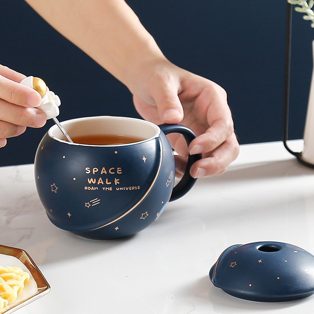 [Hàng sẵn] Cốc - Ly hành tinh chạm nổi - Có tượng phi hành gia trên đầu muỗng - Cốc có nắp và muỗng kèm hộp