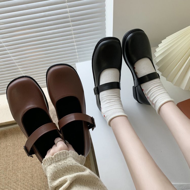 Xương s ườn Hàn cứng, giày gót thấp.