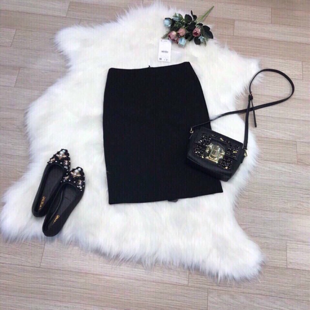 Chân váy bút chì dáng ngắn trên gối