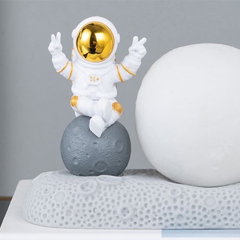 Đèn phi hành gia ôm mặt trăng decor phòng ngủ, nhà cửa