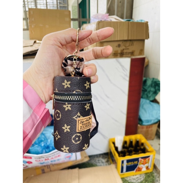 Móc khoá túi xách LV tặng kèm khăn, đựng son môi, chìa khoá….
