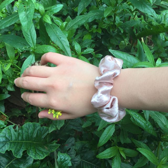 SCRUNCHIES SATIN sắc màu dễ thương - Chun tóc + VÒNG ĐEO TAY VẢI đẹp cá tính - Quà tặng bạn nữ ấn tượng ý nghĩa