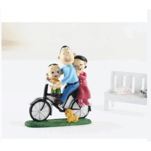 Bộ tượng trang trí gia đình đi xe đạp cùng thú cưng