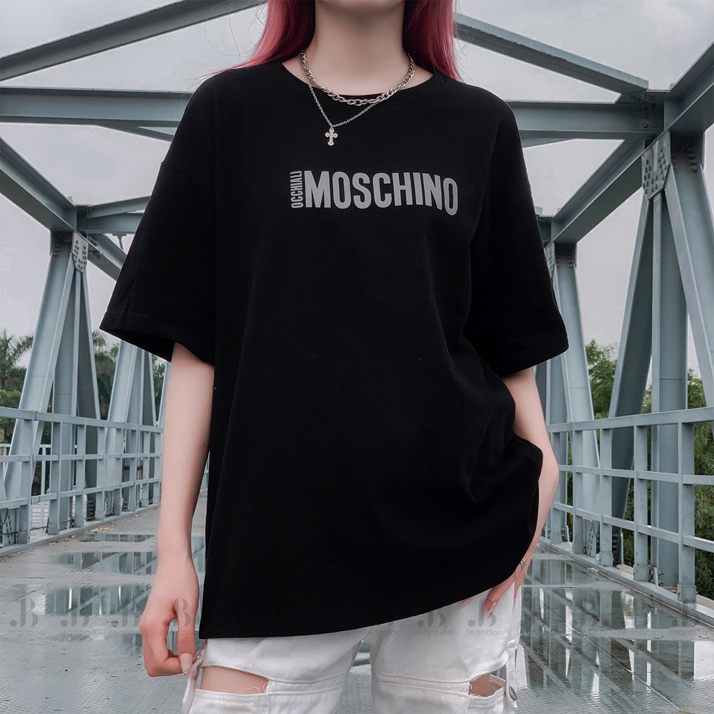 Áo phông nữ tay lỡ freesize, áo thun couple trắng đen Moschino unisex form rộng - Jeanboo