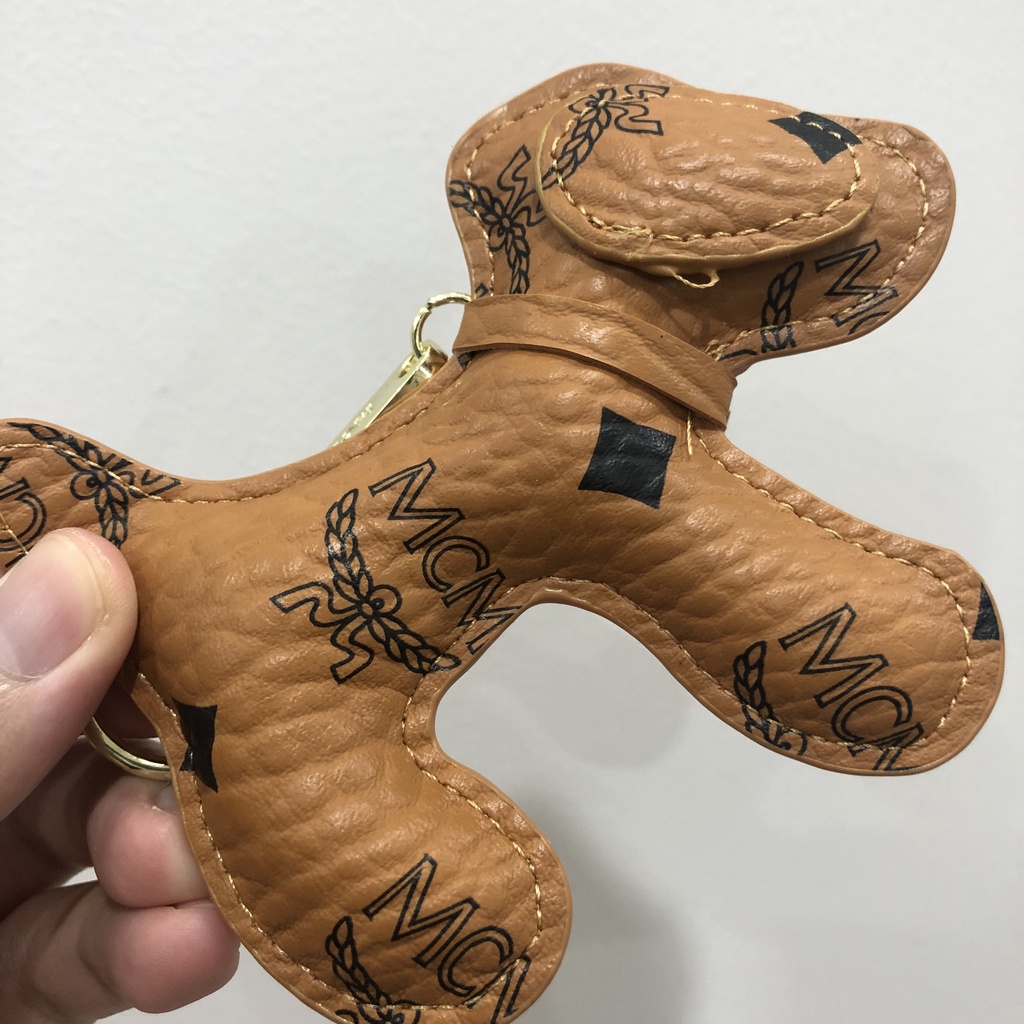 [Deal quà tặng] Móc khóa hình Chó M.C.M, Keychain M.C.M Dog chất liệu da trên trong nhồi bông xịn xò, hai màu Đen, Cam