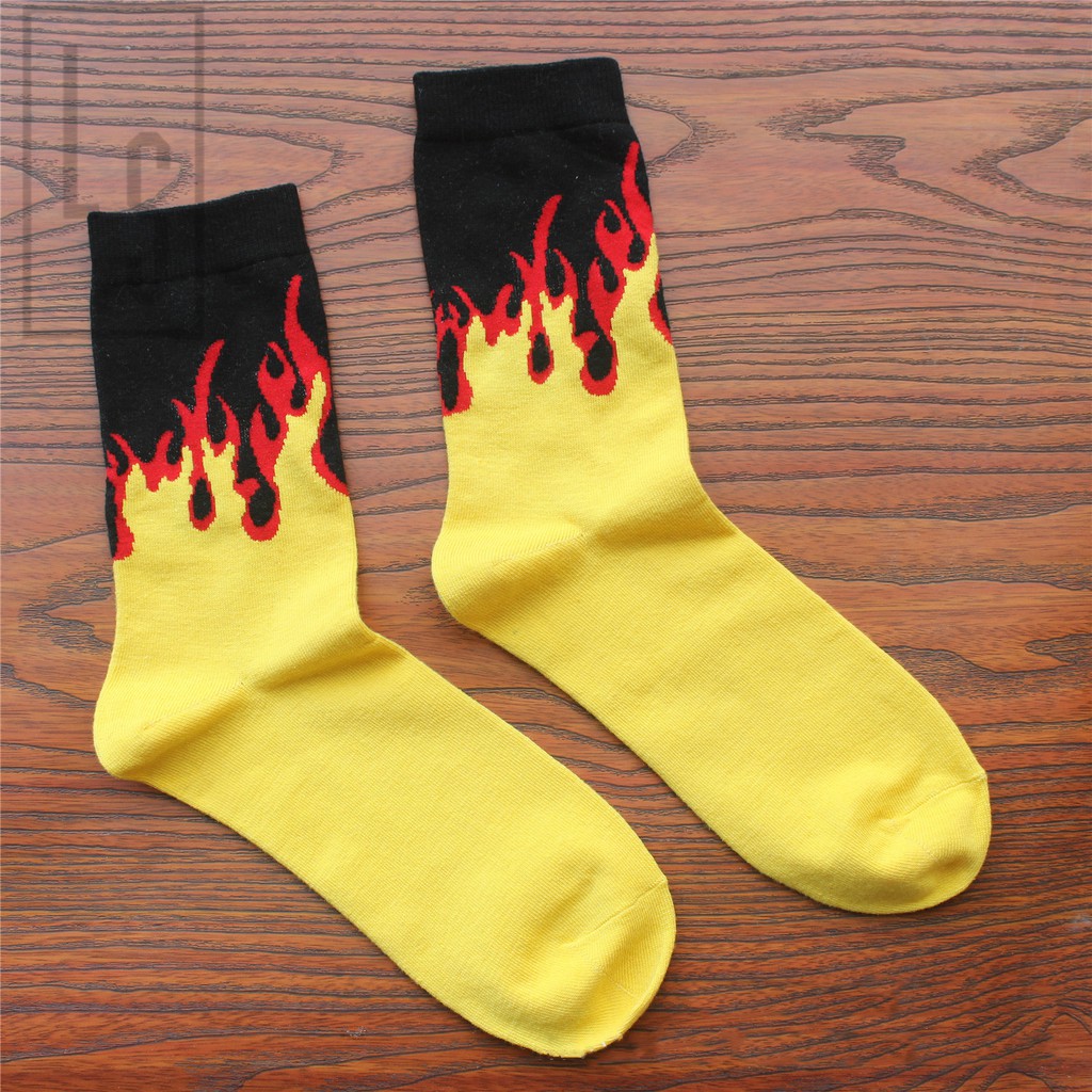 Tất ngọn lửa đen đỏ vàng cá tính