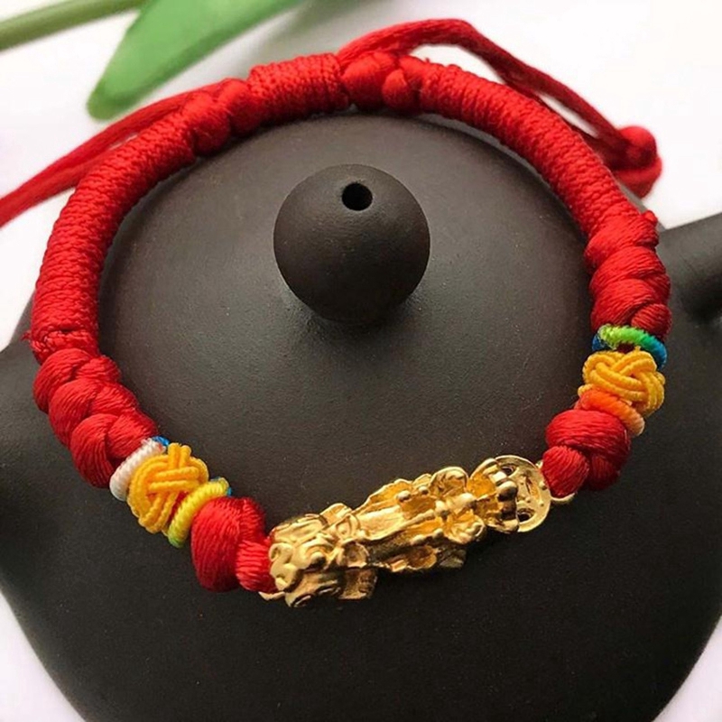 Vòng đeo tay dây bện màu đỏ mặt hình rồng vàng đem lại sự may mắn thời trang