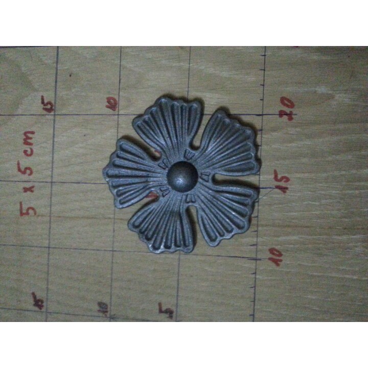 Hoa lá gang đúc nghệ thuật