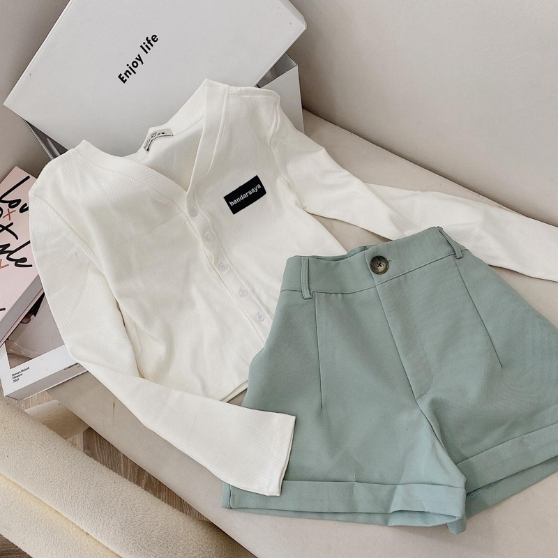 Set áo thun trắng cổ V tay dài gài nút thêu logo , quần short xanh gấp line
