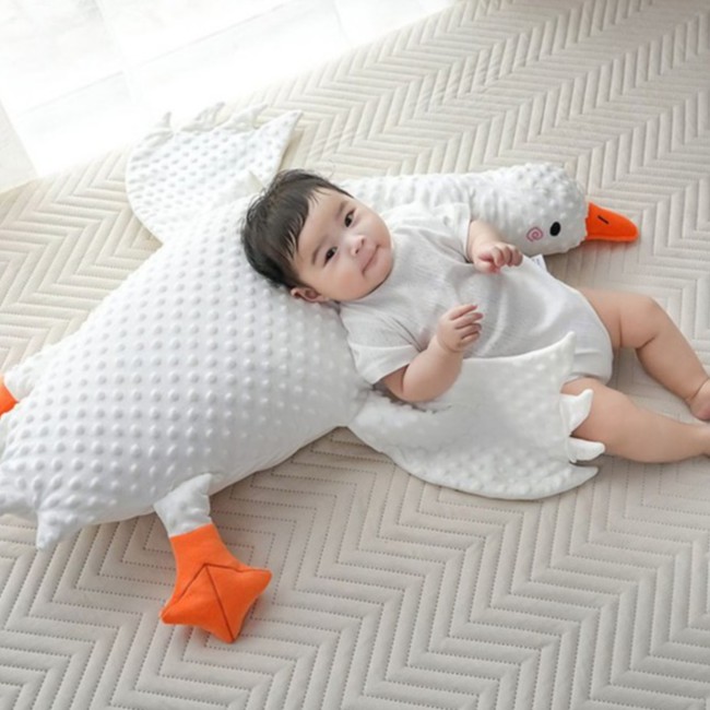 Gối vịt trắng nằm sấp chống đầy hơi cho bé size to nhất 97cm Tutimommy