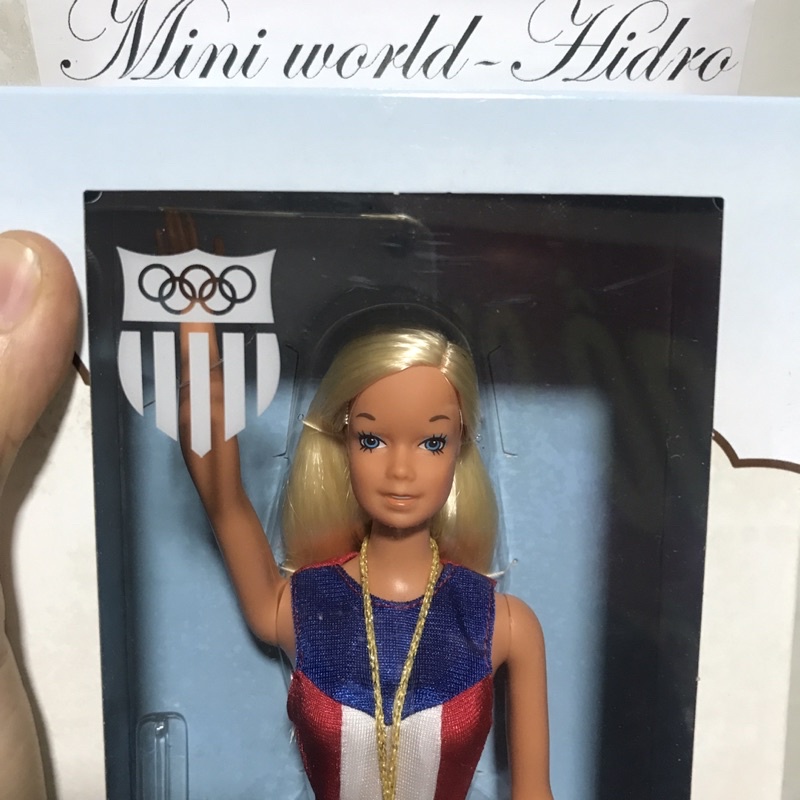 Búp bê cổ điển Vintage Barbie 1975 Gold Medal Doll Reproduction with Doll Stand And Certificate Of Authenticity