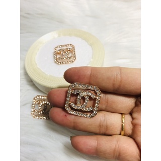Cài áo logo đính đá. KT 2,3 x 2,3cm