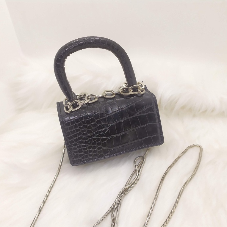 Túi mimi chất da bóng màu đen có dây xích mảnh đeo chéo