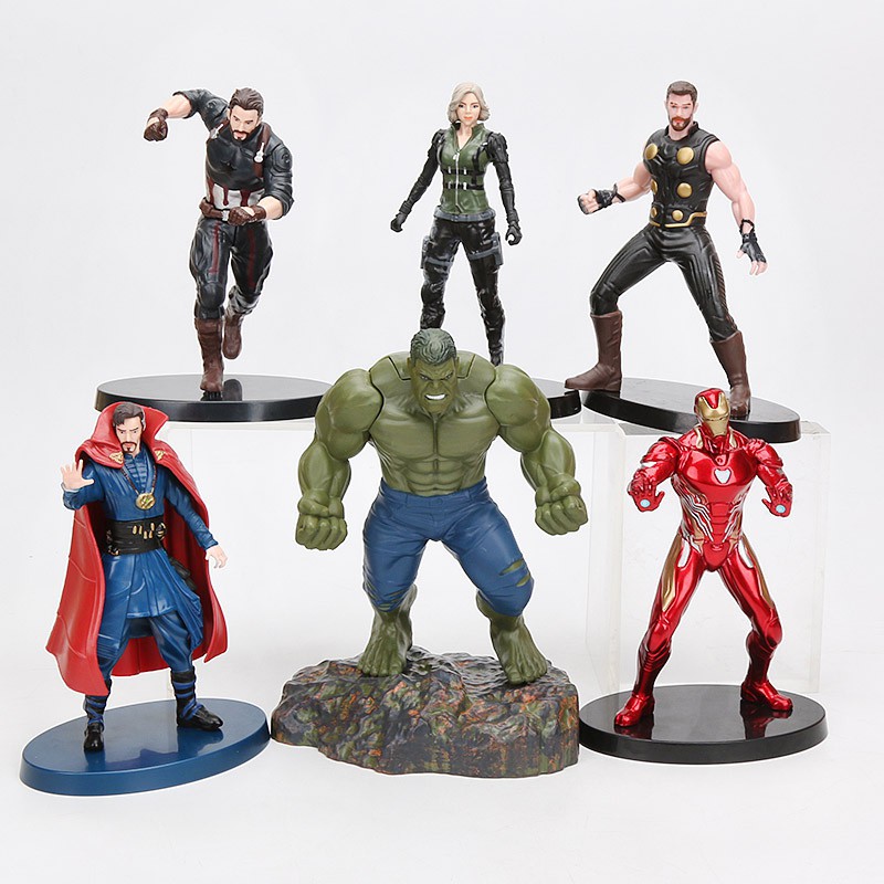 Mô hình nhân vật người sắt và người khổng lồ xanh trong phim Avengers